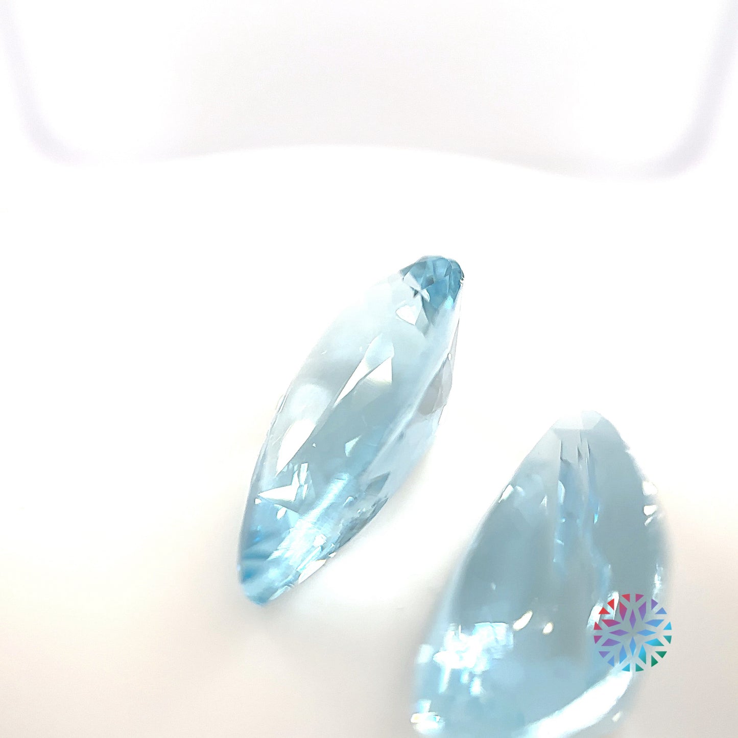 Aquamarine pair - Pear, 13.85ct, 19.2 x 10.6mm