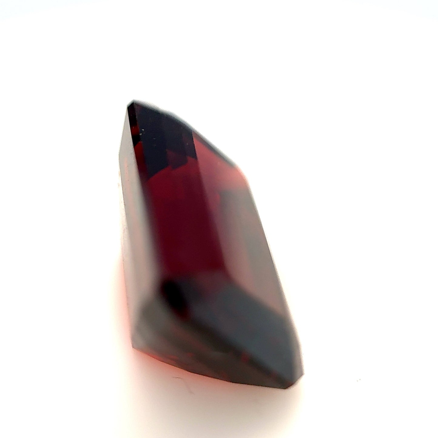 Red Garnet- Emerald, 9.40ct, 14.5 x 8.9 x 7.0mm