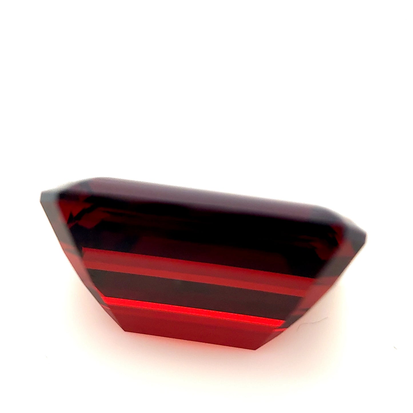 Red Garnet- Emerald, 9.40ct, 14.5 x 8.9 x 7.0mm