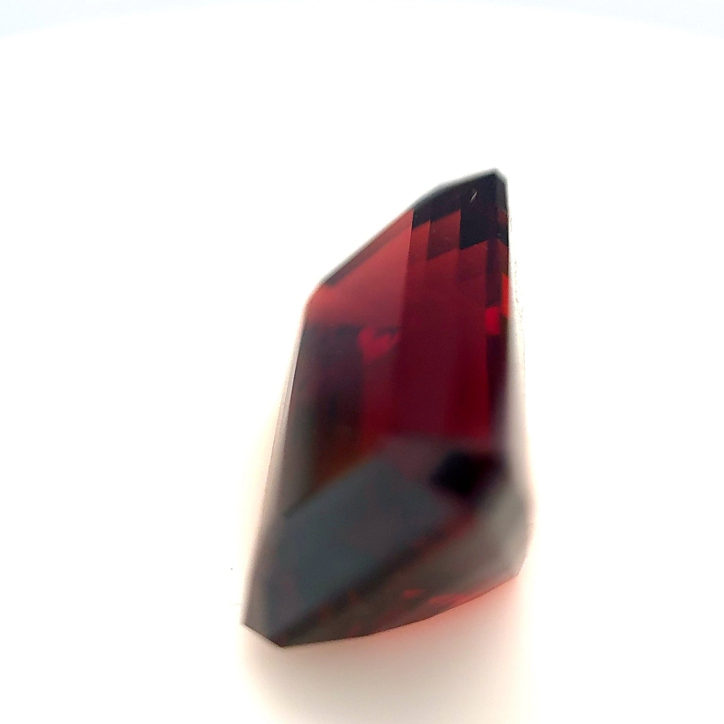 Red Garnet- Emerald, 9.40ct, 14.5 x 8.9 x 7.0mm